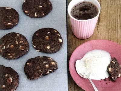La recette du cookie cacao et pépites de chocolat blanc – Laura Todd