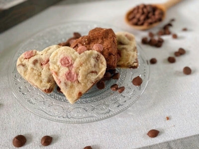 Cookies en forme de coeur chocolat au lait chocolat noir  par Laura Todd